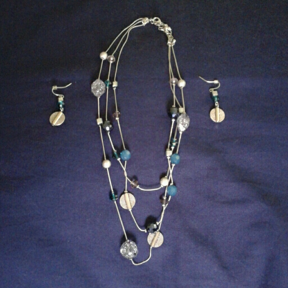 Neckales and earrings set